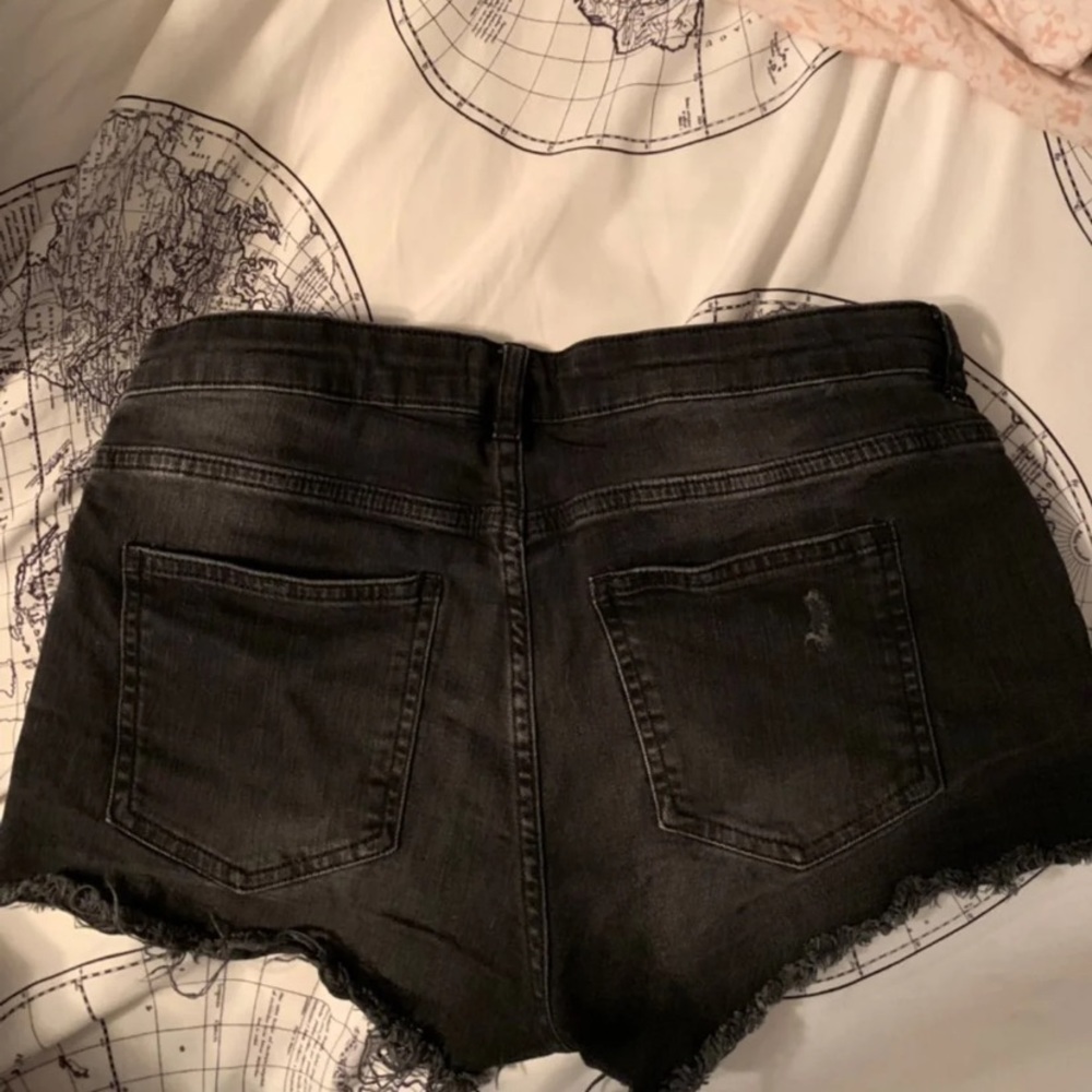 H&M Shorts - Picture 2 of 3